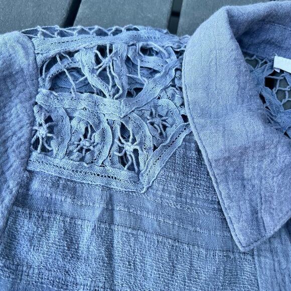 Miss Me, Button down women's size S shirt, blue lace cutwork - Picture 7 of 9